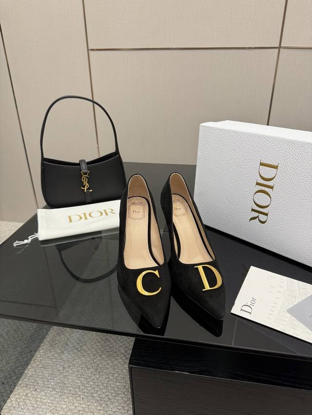 Dior2025 春夏尖头高跟单鞋系列 延续D家永恒经典！这款鞋低调不失华丽 性感又不显张扬 鞋型是大家都爱的秀气款 非常非常显瘦 侧面整个弧度将脚部曲线完美展