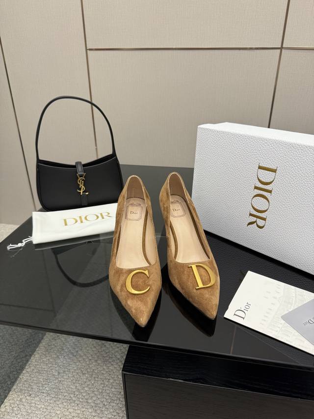 Dior2025 春夏尖头高跟单鞋系列 延续D家永恒经典！这款鞋低调不失华丽 性感又不显张扬 鞋型是大家都爱的秀气款 非常非常显瘦 侧面整个弧度将脚部曲线完美展