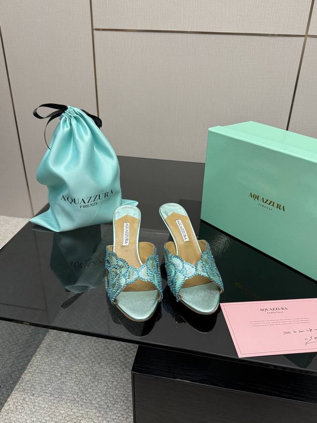 Aquazzura大菠萝亮片装饰激光高跟鞋 2025春夏最新款蝴蝶装饰粗跟凉鞋 上脚超级有气质 既简洁又时髦 太闪太美啦 美出出新高度！ 交叉设计，时尚感满满