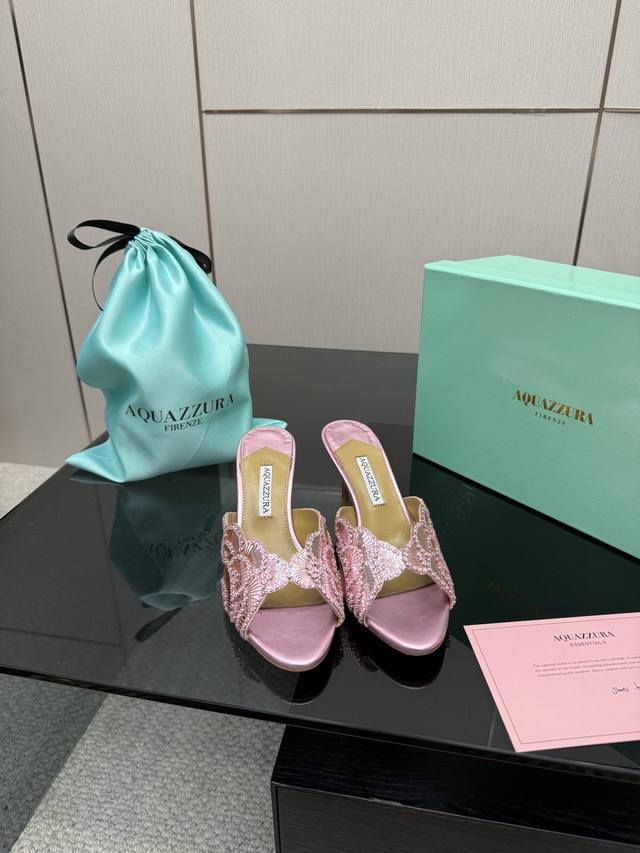 Aquazzura大菠萝亮片装饰激光高跟鞋 2025春夏最新款蝴蝶装饰粗跟凉鞋 上脚超级有气质 既简洁又时髦 太闪太美啦 美出出新高度！ 交叉设计，时尚感满满