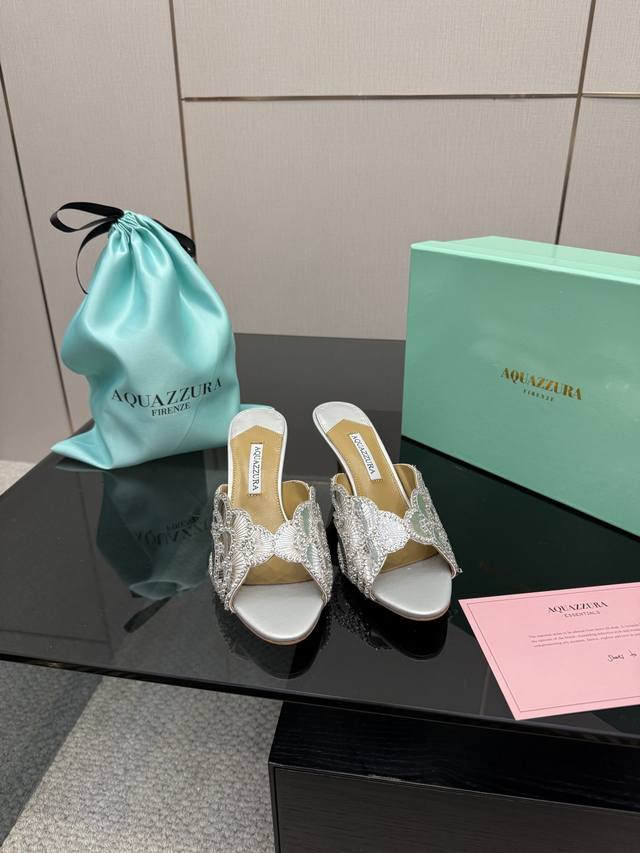 Aquazzura大菠萝亮片装饰激光高跟鞋 2025春夏最新款蝴蝶装饰粗跟凉鞋 上脚超级有气质 既简洁又时髦 太闪太美啦 美出出新高度！ 交叉设计，时尚感满满