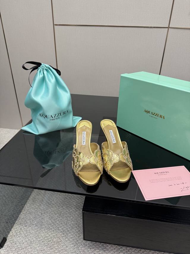 Aquazzura大菠萝亮片装饰激光高跟鞋 2025春夏最新款蝴蝶装饰粗跟凉鞋 上脚超级有气质 既简洁又时髦 太闪太美啦 美出出新高度！ 交叉设计，时尚感满满