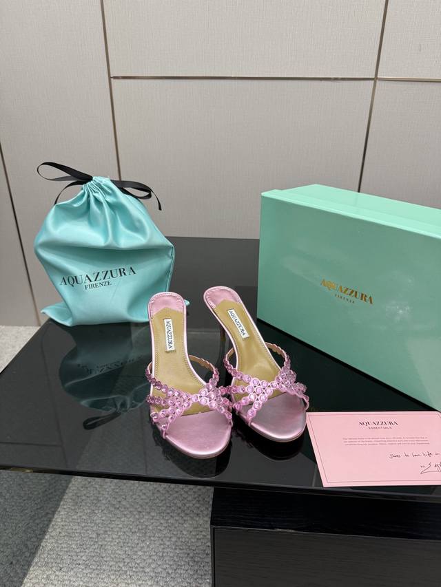 拖鞋 凉鞋280 Aquazzura Zp 原版开模 新品水钻凉拖 采用原版定制真丝制成，原版开模施华洛奇水钻装饰扣，超闪 大底金色标志性菠萝微标赋予单品丰富的
