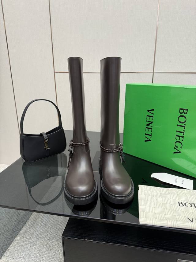 Bottega Venet* 对标对版 五金原版一致 请对比官图 Bv一脚蹬 骑士靴 五金对版 一致 选用西班牙进口小牛皮 可市场对比 孟加拉 水染 牛里皮 原