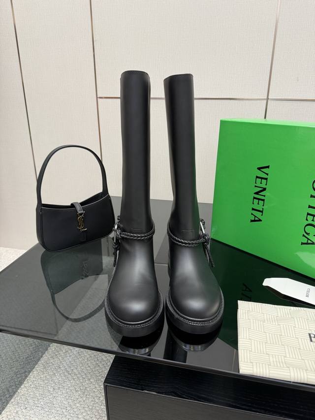 Bottega Venet* 对标对版 五金原版一致 请对比官图 Bv一脚蹬 骑士靴 五金对版 一致 选用西班牙进口小牛皮 可市场对比 孟加拉 水染 牛里皮 原