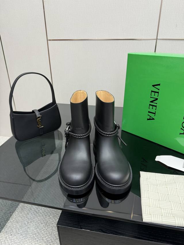 Bottega Venet* 对标对版 五金原版一致 请对比官图 Bv一脚蹬 骑士靴 五金对版 一致 选用西班牙进口小牛皮 可市场对比 孟加拉 水染 牛里皮 原