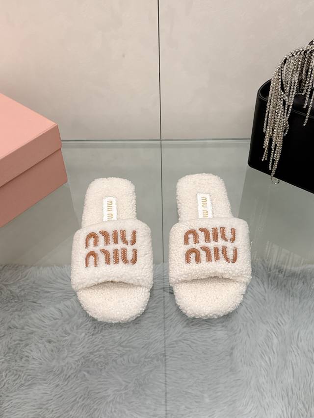 工厂P价P： 百分百羊毛 Miumiu2025最新款 官方同步 羊毛拖鞋 原版开模秒杀市场一切版本欧美名媛明星、网红的大爱款 欧洲进口A级羊毛 与原版一致满鞋全