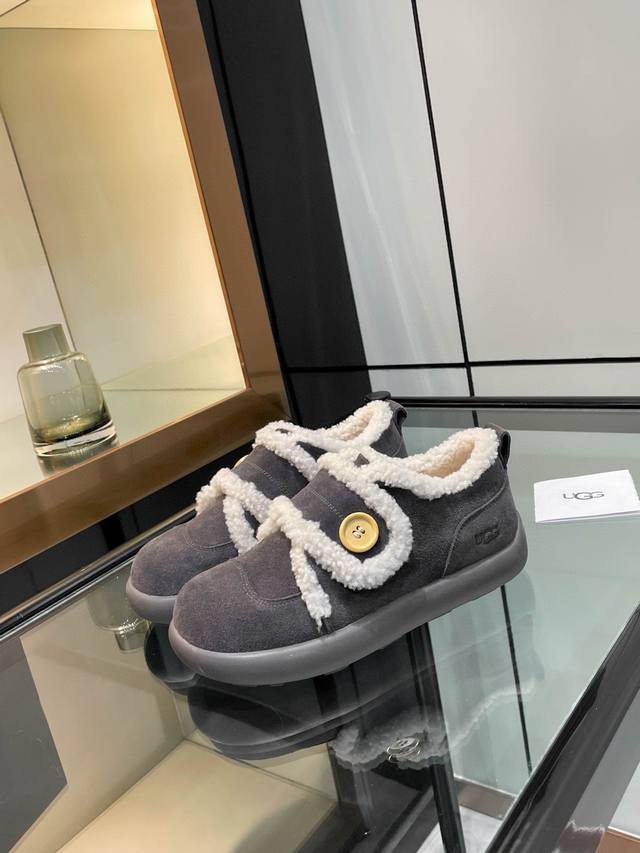 Ugg 25Ss 秋冬 网红毛毛 休闲鞋 软乎乎的设计 把“可爱”和“保暖”焊在脚上～ 奶Fufu的，搭卫衣牛仔裤就是甜妹本妹，厚底还能悄悄**！ 复古感拉满，
