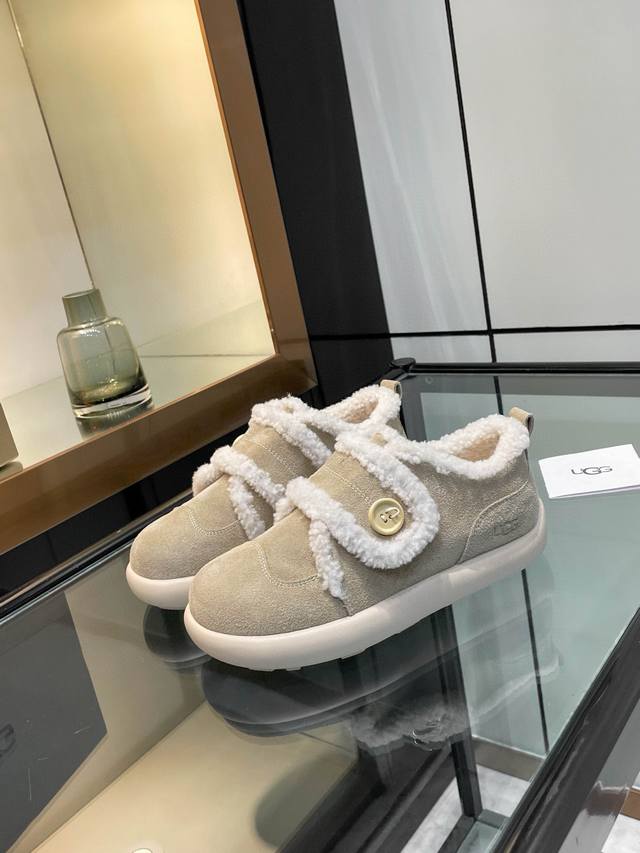 Ugg 25Ss 秋冬 网红毛毛 休闲鞋 软乎乎的设计 把“可爱”和“保暖”焊在脚上～ 奶Fufu的，搭卫衣牛仔裤就是甜妹本妹，厚底还能悄悄**！ 复古感拉满，