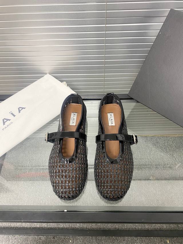 Alaia 走秀款平底芭蕾舞平底单鞋！ 甜酷芭蕾风，人气超高的一款芭蕾舞鞋，浪漫又迷人舒适百搭。 原版订制牛皮施华钻 面料， 羊皮内里，私模橡胶防滑大底， 码数