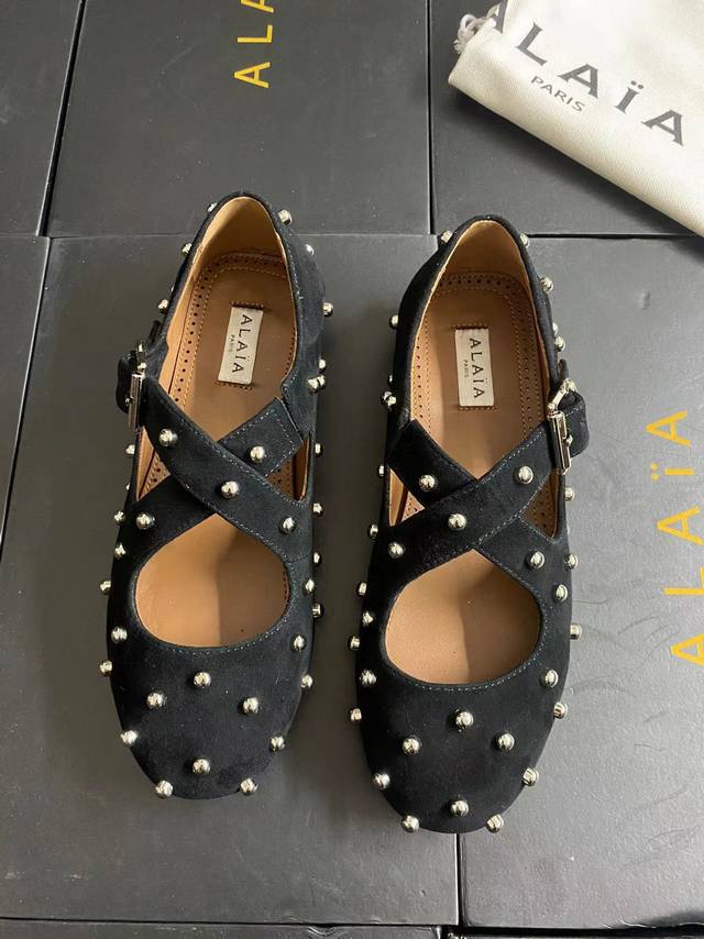 Alaia 走秀款平底芭蕾舞平底单鞋！ 甜酷芭蕾风，人气超高的一款芭蕾舞鞋，浪漫又迷人舒适百搭。 原版订制牛皮施华钻 面料， 羊皮内里，私模橡胶防滑大底， 码数