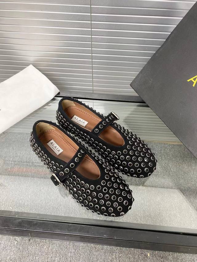 Alaia 走秀款平底芭蕾舞平底单鞋！ 甜酷芭蕾风，人气超高的一款芭蕾舞鞋，浪漫又迷人舒适百搭。 原版订制牛皮施华钻 面料， 羊皮内里，私模橡胶防滑大底， 码数