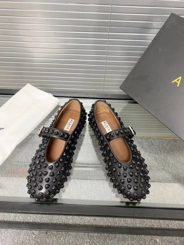 Alaia 走秀款平底芭蕾舞平底单鞋！ 甜酷芭蕾风，人气超高的一款芭蕾舞鞋，浪漫又迷人舒适百搭。 原版订制牛皮施华钻 面料， 羊皮内里，私模橡胶防滑大底， 码数