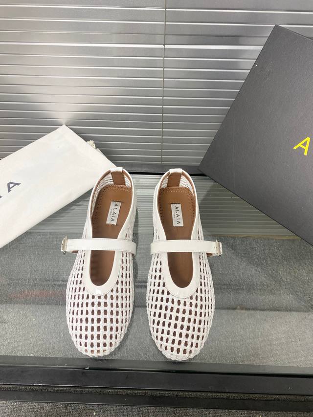 Alaia 走秀款平底芭蕾舞平底单鞋！ 甜酷芭蕾风，人气超高的一款芭蕾舞鞋，浪漫又迷人舒适百搭。 原版订制牛皮施华钻 面料， 羊皮内里，私模橡胶防滑大底， 码数