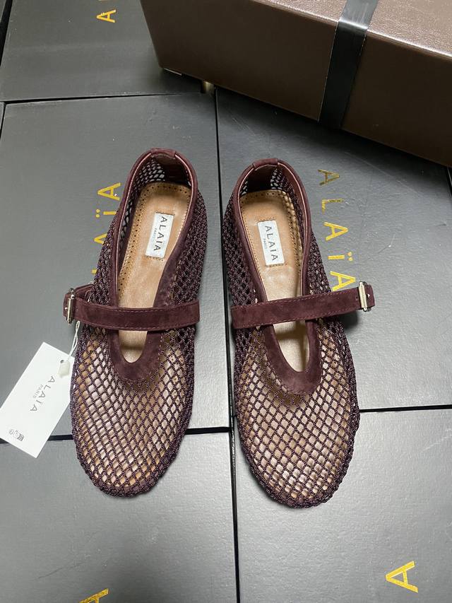 网纱款！！！羊京 安哥拉红 Alaia 走秀款平底芭蕾舞平底单鞋！ 甜酷芭蕾风，人气超高的一款芭蕾舞鞋，浪漫又迷人舒适百搭。 原版订制牛皮施华钻 面料， 羊皮内