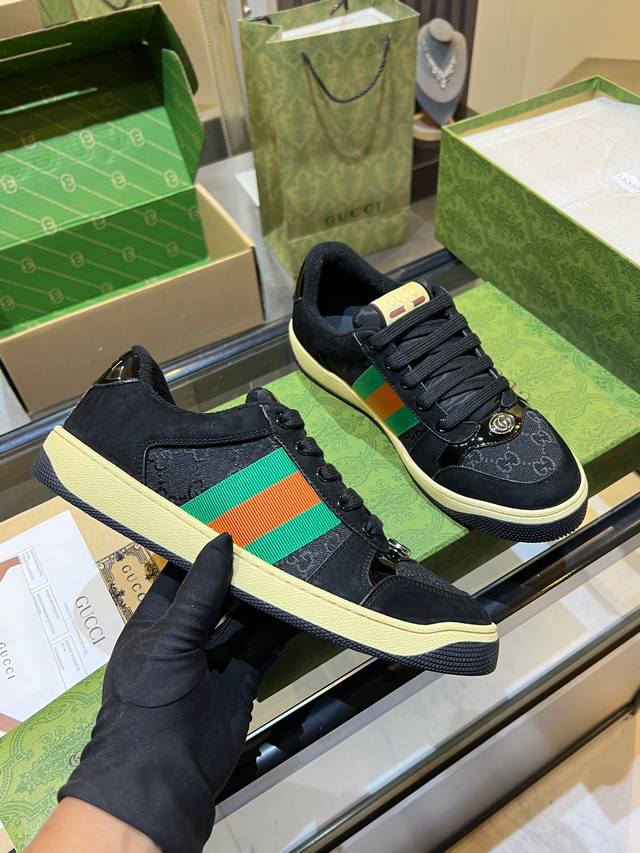 Gucci脏脏鞋 顶级工厂P品质，专柜一比一无可挑剔，穿上脚舒适度燃到爆表 复古做旧元素，鞋舌水洗复古标，金属双Glogo相识度99%，满面的Gucci元素；毛