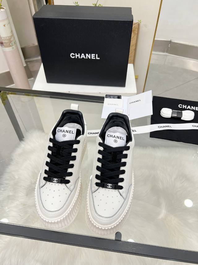 Chanel 25C春夏新款运动鞋 官网同步上 专柜断货王 各大博主社交日推款，这季新款简直闭眼入，上脚狂好看，率性的休闲运动风，飒爽又自然，演绎香奈儿的时髦女