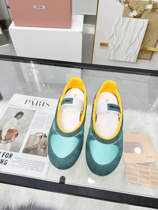 实价 Miumiu 缪缪 休闲小白鞋，美到心坎上啦！柔软的真皮材质，触感细腻，亲肤舒适。 独特的设计，时尚又百搭，无论是搭配牛仔裤还是裙子，都能轻松驾驭。 Si