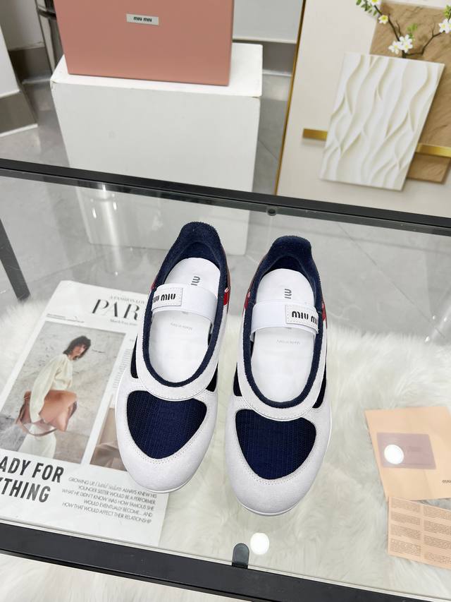 实价 Miumiu 缪缪 休闲小白鞋，美到心坎上啦！柔软的真皮材质，触感细腻，亲肤舒适。 独特的设计，时尚又百搭，无论是搭配牛仔裤还是裙子，都能轻松驾驭。 Si