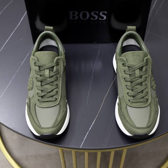 出厂价Pp： 品牌：Boss 标准码：39-45 等级：官网同款 材料：原厂牛皮拼接舒适透气内里轻便耐磨运动大底 款式类别：男士时尚休闲鞋 跑步 运动鞋 尊贵奢