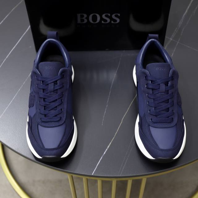 出厂价Pp： 品牌：Boss 标准码：39-45 等级：官网同款 材料：原厂牛皮拼接舒适透气内里轻便耐磨运动大底 款式类别：男士时尚休闲鞋 跑步 运动鞋 尊贵奢