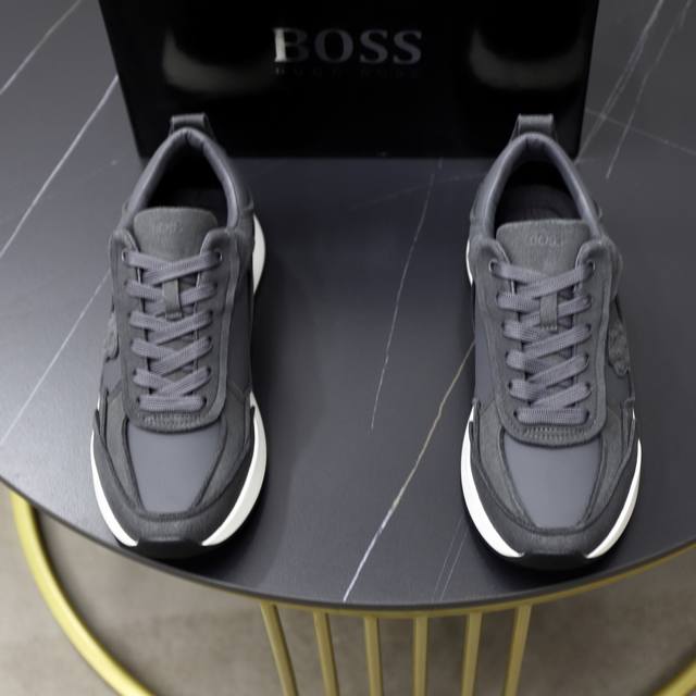 出厂价Pp： 品牌：Boss 标准码：39-45 等级：官网同款 材料：原厂牛皮拼接舒适透气内里轻便耐磨运动大底 款式类别：男士时尚休闲鞋 跑步 运动鞋 尊贵奢