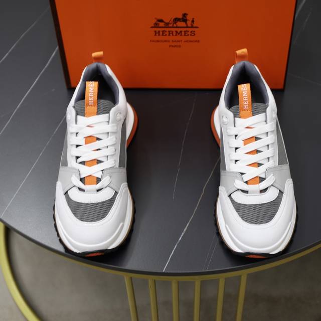 出厂价Pp： Hermes 爱马仕 Leader运动鞋！ 多色拼接高科技斜纹、小牛皮和麂皮山羊皮运动鞋。轻盈几何鞋底，打造时尚都市造型。 产品详情： 白色和橙色