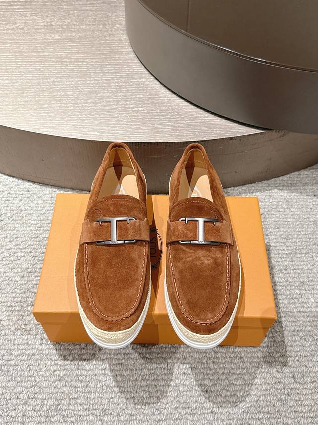 Tod's 托德斯 Size 39-45 38.46订做 Tods托德斯本款乐福鞋以细腻羊京皮制成，精选牛皮内里，点缀带品牌标识的金属饰扣Logo，橡胶豆豆鞋底
