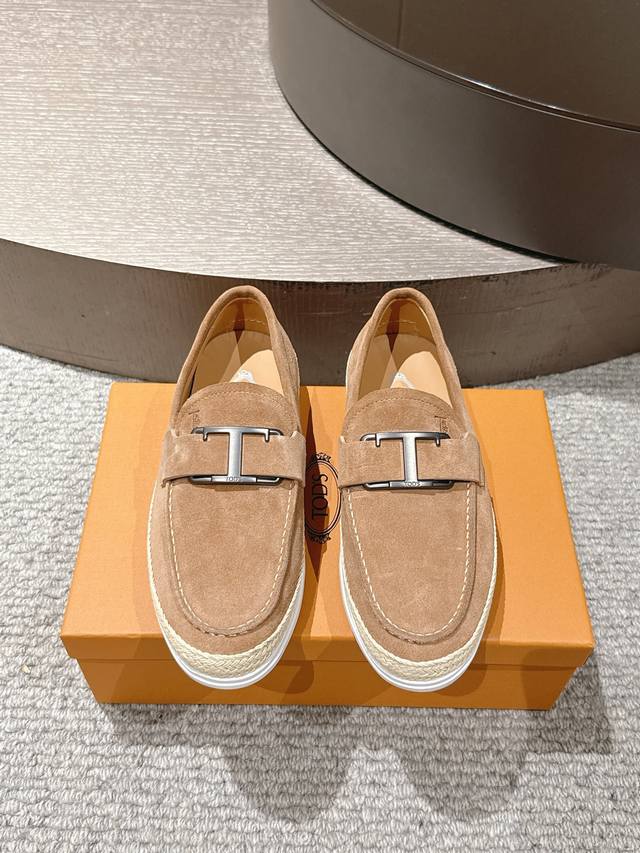 Tod's 托德斯 Size 39-45 38.46订做 Tods托德斯本款乐福鞋以细腻羊京皮制成，精选牛皮内里，点缀带品牌标识的金属饰扣Logo，橡胶豆豆鞋底
