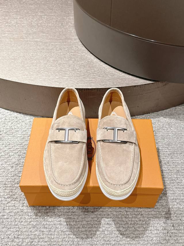 Tod's 托德斯 Size 39-45 38.46订做 Tods托德斯本款乐福鞋以细腻羊京皮制成，精选牛皮内里，点缀带品牌标识的金属饰扣Logo，橡胶豆豆鞋底