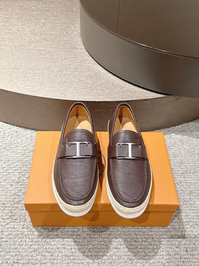 Tod's 托德斯 Size 39-45 38.46订做 Tods托德斯本款乐福鞋以细腻羊京皮制成，精选牛皮内里，点缀带品牌标识的金属饰扣Logo，橡胶豆豆鞋底