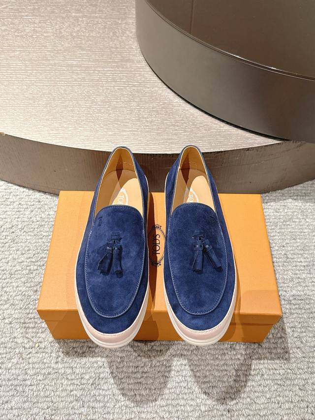 Tod's 托德斯 Size 39-45 38.46订做 Tods托德斯本款乐福鞋以细腻羊京皮制成，精选牛皮内里，点缀带品牌标识的金属饰扣Logo，橡胶豆豆鞋底