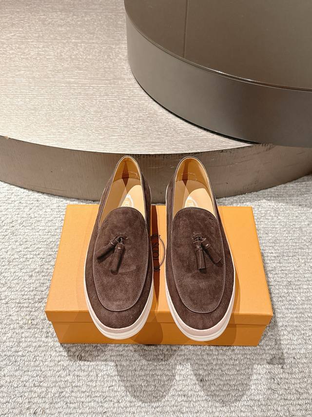 Tod's 托德斯 Size 39-45 38.46订做 Tods托德斯本款乐福鞋以细腻羊京皮制成，精选牛皮内里，点缀带品牌标识的金属饰扣Logo，橡胶豆豆鞋底