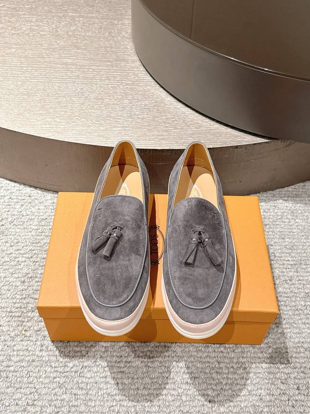Tod's 托德斯 Size 39-45 38.46订做 Tods托德斯本款乐福鞋以细腻羊京皮制成，精选牛皮内里，点缀带品牌标识的金属饰扣Logo，橡胶豆豆鞋底
