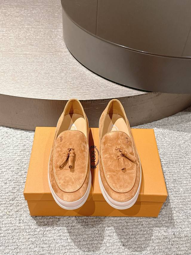 Tod's 托德斯 Size 39-45 38.46订做 Tods托德斯本款乐福鞋以细腻羊京皮制成，精选牛皮内里，点缀带品牌标识的金属饰扣Logo，橡胶豆豆鞋底