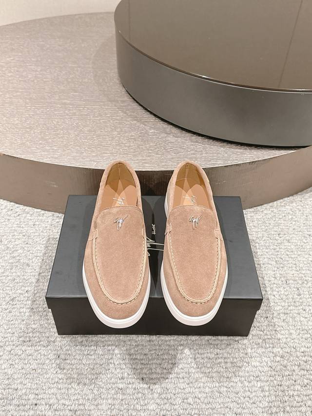 Gz* Size:40-44 45.46定做 顶级代购：Giuseppe Zanotti Gz朱塞佩 萨诺第 全新潮款上市爆款套脚系列鞋面采用专用高丝光牛反绒面