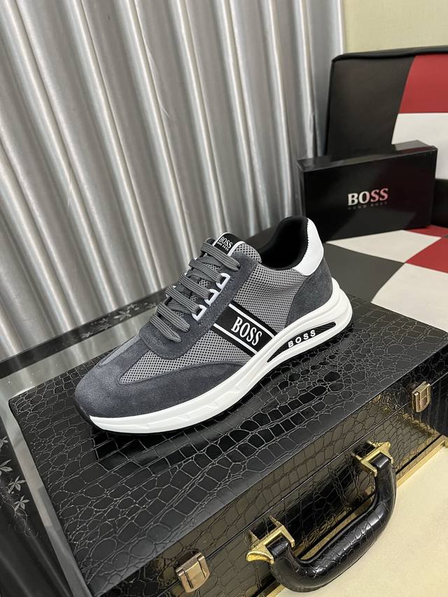 出厂价Pp： Boos 男鞋休闲鞋原单品质鞋面采用进口小牛皮，超透气舒适内里做工精细，高端大气。有时尚典范造型。发泡透明耐磨大底，穿着舒适，值得拥有。码数：38