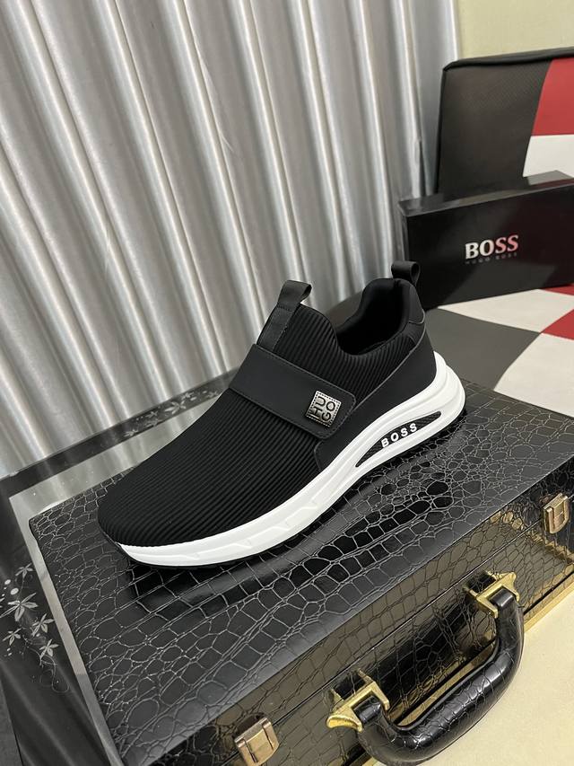 出厂价Pp： Boos 男鞋休闲鞋原单品质鞋面采用进口小牛皮，超透气舒适内里做工精细，高端大气。有时尚典范造型。发泡透明耐磨大底，穿着舒适，值得拥有。码数：38