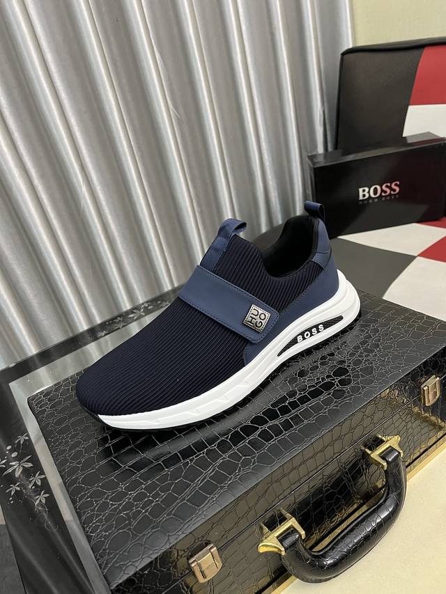 出厂价Pp： Boos 男鞋休闲鞋原单品质鞋面采用进口小牛皮，超透气舒适内里做工精细，高端大气。有时尚典范造型。发泡透明耐磨大底，穿着舒适，值得拥有。码数：38