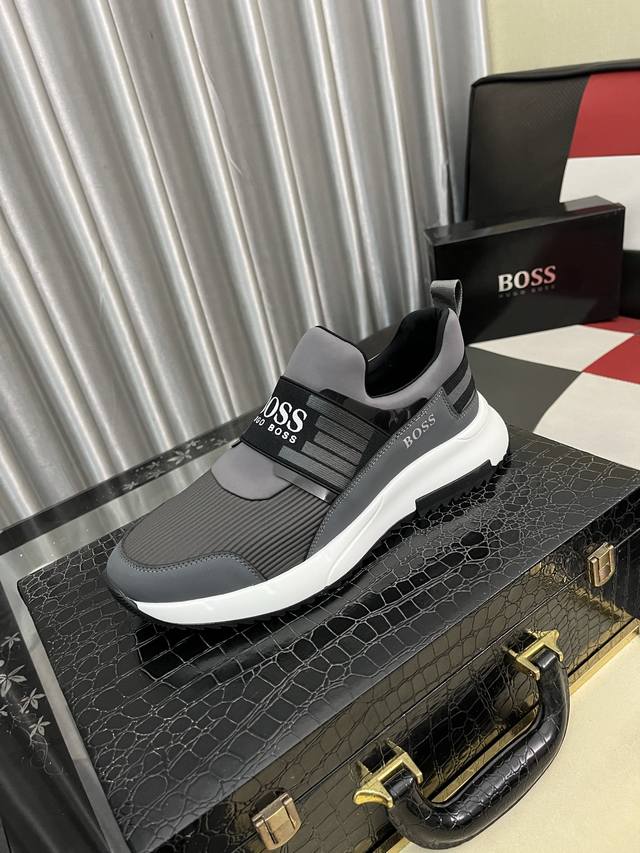 出厂价Pp： Boos 男鞋休闲鞋原单品质鞋面采用进口小牛皮，超透气舒适内里做工精细，高端大气。有时尚典范造型。发泡透明耐磨大底，穿着舒适，值得拥有。码数：38