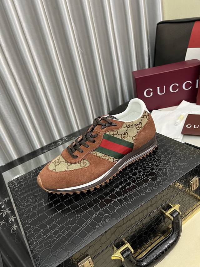 出厂价Pp： Gucci 古奇男鞋休闲鞋绝对火爆潮男的极致搭配单品！超质感魅力挡不住，主推款，鞋面选用优质牛皮压花，羊皮垫脚， 耐磨橡胶底，高贵典雅！舒适度爆棚