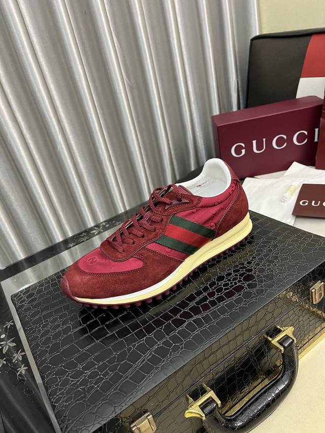 出厂价Pp： Gucci 古奇男鞋休闲鞋绝对火爆潮男的极致搭配单品！超质感魅力挡不住，主推款，鞋面选用优质牛皮压花，羊皮垫脚， 耐磨橡胶底，高贵典雅！舒适度爆棚