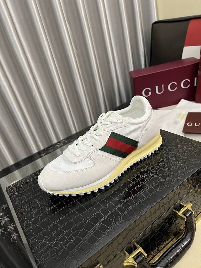 出厂价Pp： Gucci 古奇男鞋休闲鞋绝对火爆潮男的极致搭配单品！超质感魅力挡不住，主推款，鞋面选用优质牛皮压花，羊皮垫脚， 耐磨橡胶底，高贵典雅！舒适度爆棚