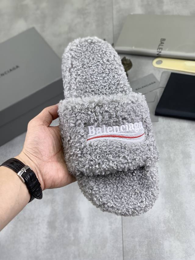 工厂P价P 实价 ｜D017Balenciaga 巴黎世家七夕限定系列 字母刺绣厚底毛拖鞋 厚底毛毛拖鞋好好看 又到了穿毛毛拖鞋的季节啦，泰迪卷的毛看着很可爱，