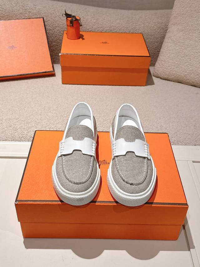 实价不让利 ！Hermes# 厚底情侣乐福鞋 这款小牛皮和水洗牛仔免系带运动鞋，饰有标志性“H”细节。设计简约流畅，打造时尚都市造型 舒适百搭 H家经典不过时