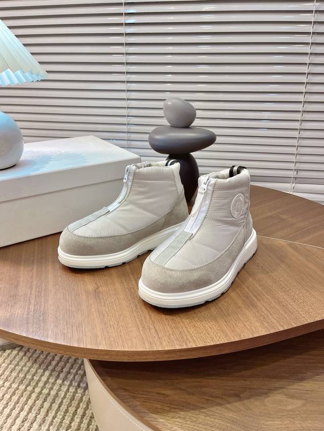 实价： 张婧仪同款 Canada Goose加拿大鹅冬季加厚防水防滑厚底保暖雪地靴 超火的秋冬保暖首选品牌 羽绒布鞋面 防水防风又保暖 羊毛尼内里舒适又透气，现