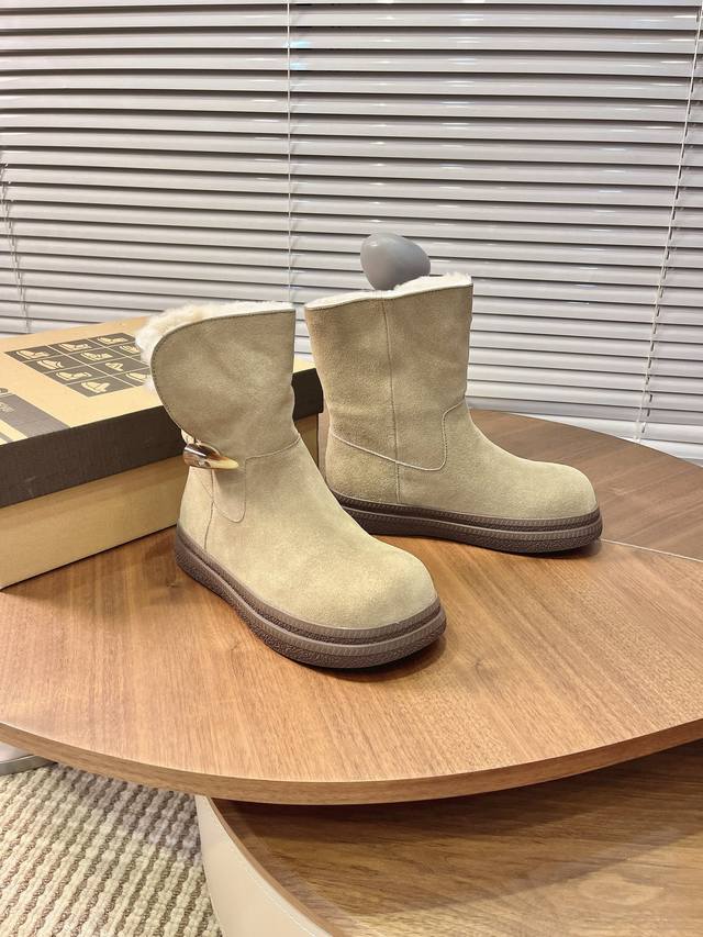 实价： 短筒雪地靴 ：靴筒侧边牛角扣设计超显大长腿 ：头层牛皮鞋面内里羊毛一体 ：防滑耐磨 毛茸茸慵懒风 秋冬色系搭 配时尚元素爆棚 鞋面：羊皮毛一体 尺码：3