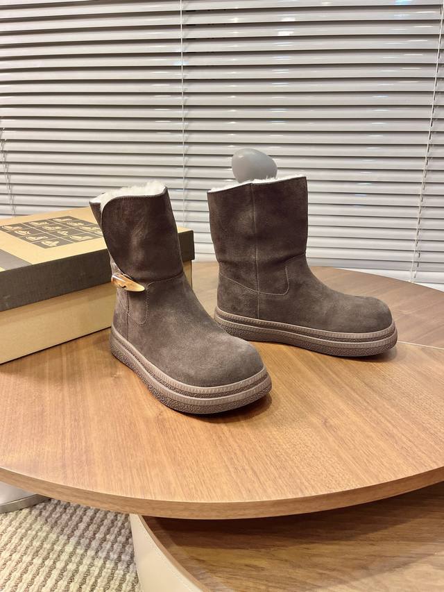 实价： 短筒雪地靴 ：靴筒侧边牛角扣设计超显大长腿 ：头层牛皮鞋面内里羊毛一体 ：防滑耐磨 毛茸茸慵懒风 秋冬色系搭 配时尚元素爆棚 鞋面：羊皮毛一体 尺码：3