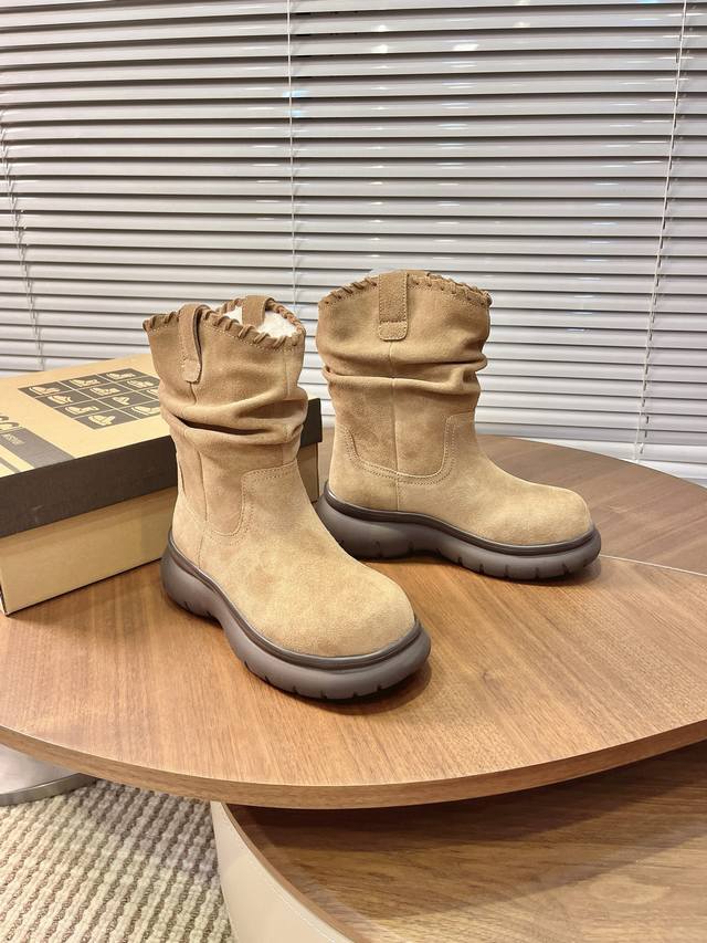 实价： 短筒雪地靴 ：靴筒专属打褶设计 超显大长腿 ：头层牛皮鞋面内里羊毛一体 ：鞋底前薄后厚 行走如履平地 防滑耐磨 毛茸茸慵懒风 秋冬色系搭 配时尚元素爆棚