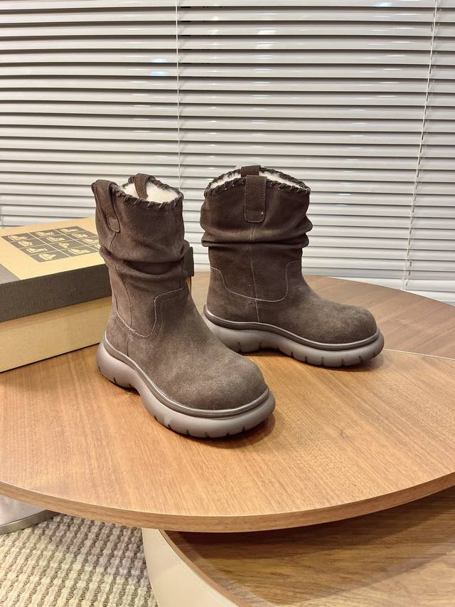 实价： 短筒雪地靴 ：靴筒专属打褶设计 超显大长腿 ：头层牛皮鞋面内里羊毛一体 ：鞋底前薄后厚 行走如履平地 防滑耐磨 毛茸茸慵懒风 秋冬色系搭 配时尚元素爆棚